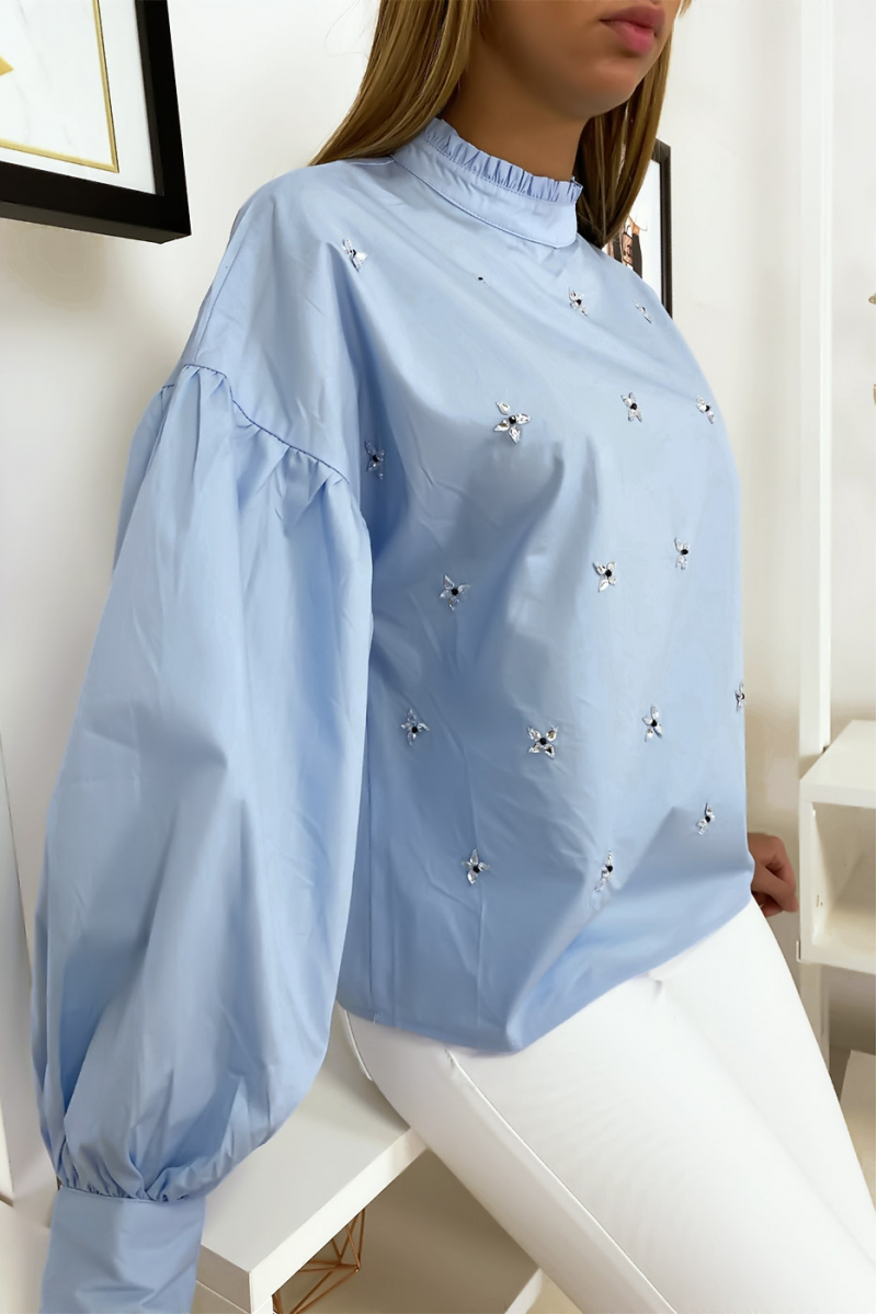 Blauwe blouse met pofmouwen met strass steentjes