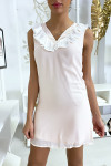 Robe rose courte et légère, avec détails buste