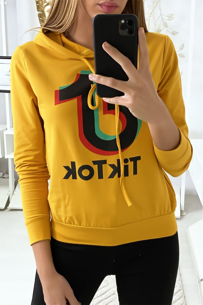 Mosterdgeel sweater met Tik Tok logo