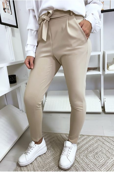 Pantalon cigarette beige avec poches et ceinture à nouer très fashion.1756 - 2