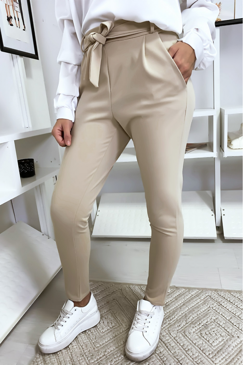 Pantalon cigarette beige avec poches et ceinture à nouer très fashion.1756 - 2