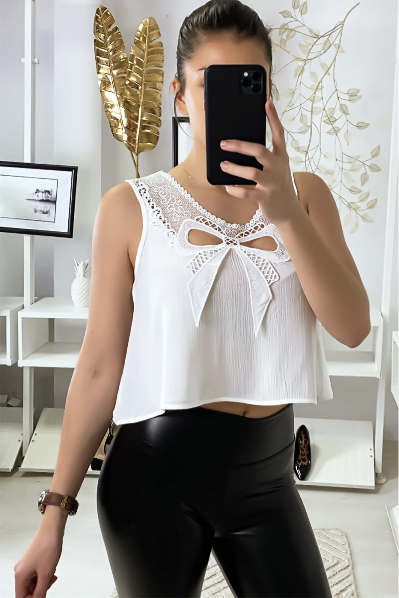 Croc top blanc à col en dentelle avec dos nu. - 1