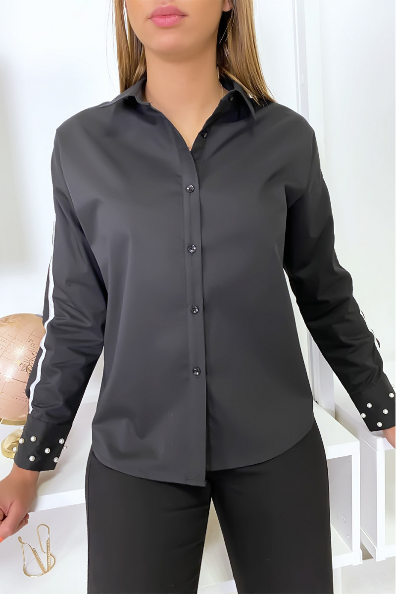 Chemise noir avec bande blanche sur les bras et perles aux manches Chemise noir avec bande blanche sur les bras et perles aux manches