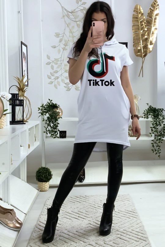 Tunique à capuche blanche avec écriture tik tok et capuche