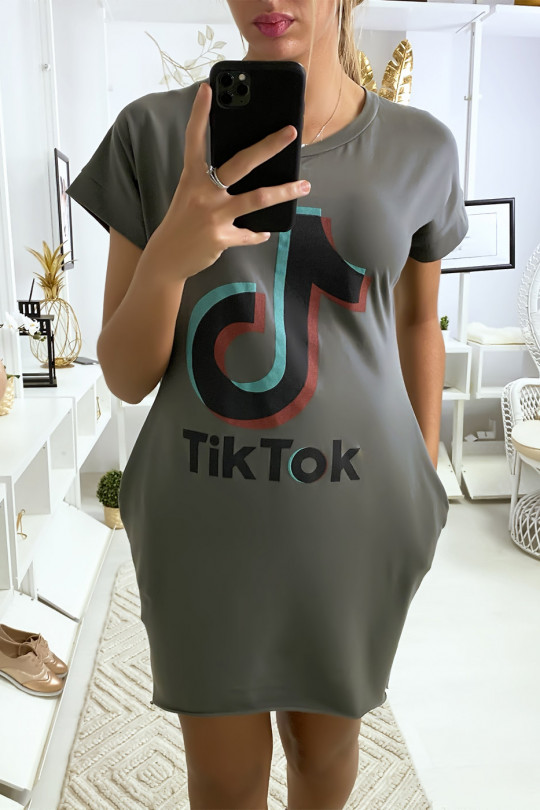 Khaki t-shirt dress with pocket and TIKTOK writing - 3