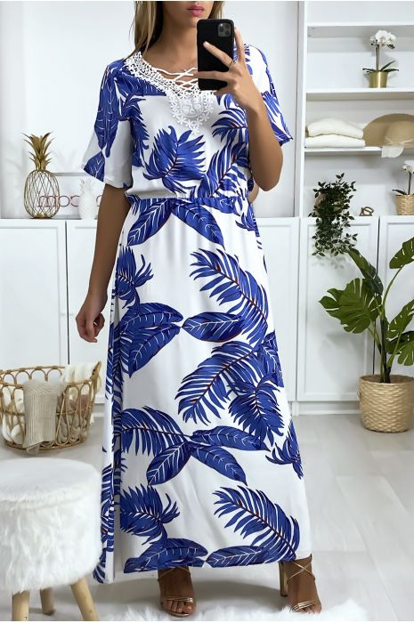 Longue robe blanche motif feuilles avec broderie au buste - 2