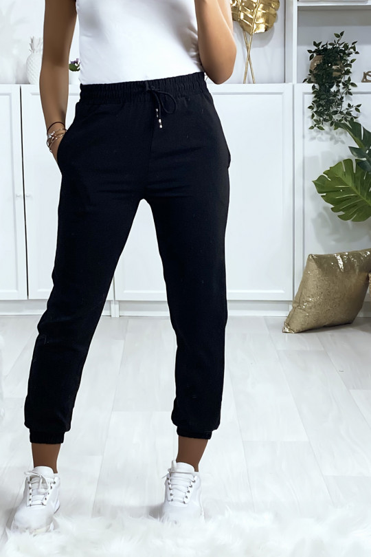 Mode femme casual avec un pantalon de jogging noir slim, un petit