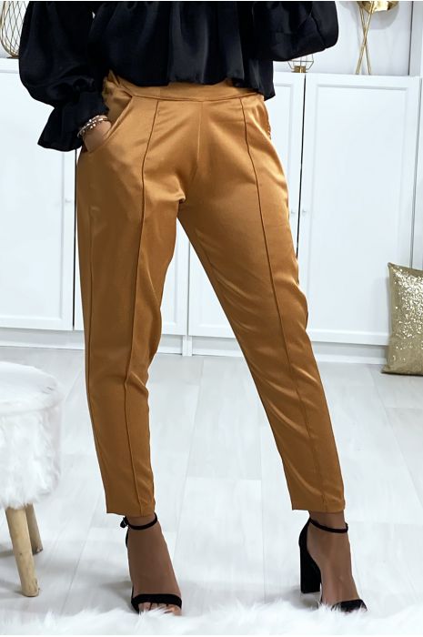 Pantalon cigarette satiné en camel avec poches et plis devant - 2