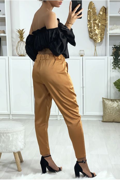 Pantalon cigarette satiné en camel avec poches et plis devant - 4
