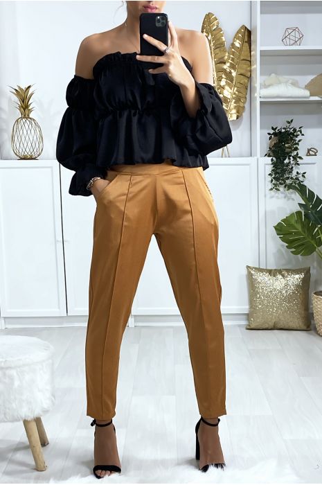 Pantalon cigarette satiné en camel avec poches et plis devant - 1