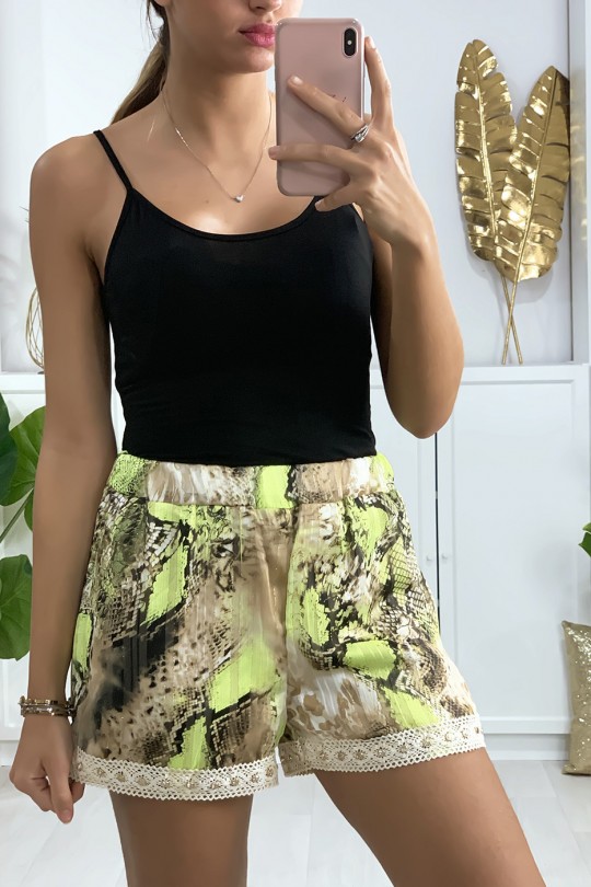 Korte broek met een neongeel patroon, gevoerd met een gouden touch met kant  en lagen