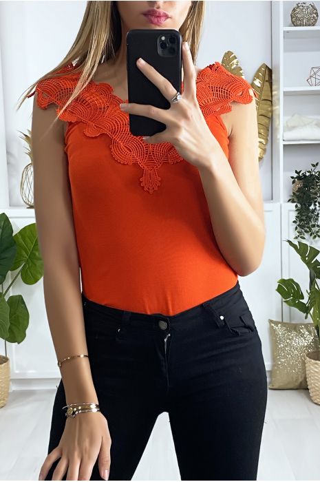 Body rouge avec dentelle en forme de V au col - 2