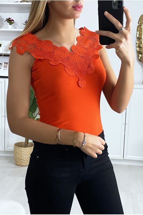Body rouge avec dentelle en forme de V au col - 3