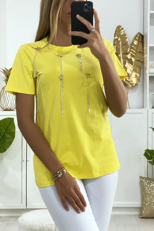 Tee-shirt jaune avec accessoire étoiles et strass