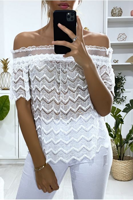 Blouse blanche en dentelle avec col bateau