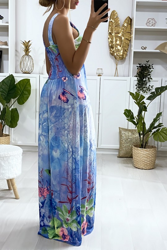 Longue robe motif fleuris bleu avec accessoire au buste