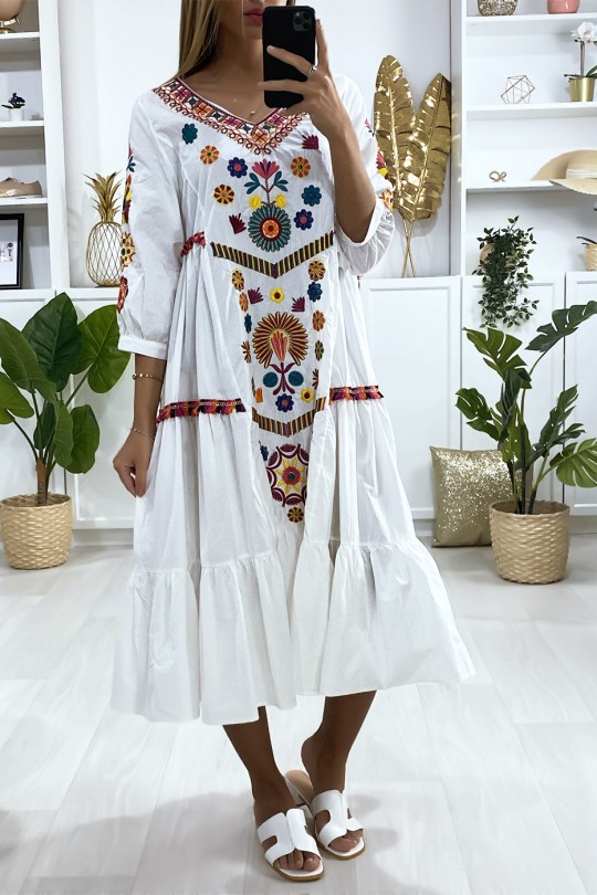 Loose white dress with flounce and embroidery - 1