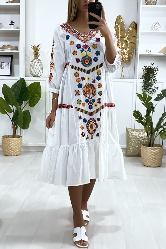 Losvallende witte jurk met volant en borduursels - 2