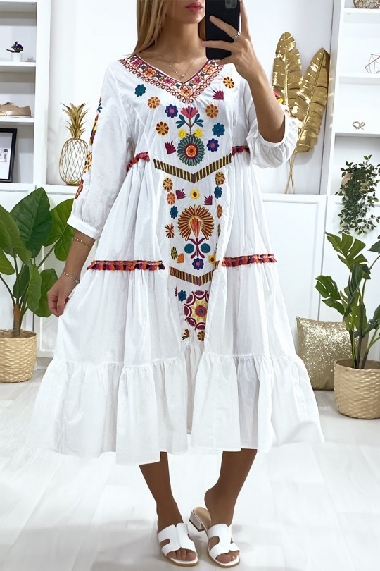 Loose white dress with flounce and embroidery - 4
