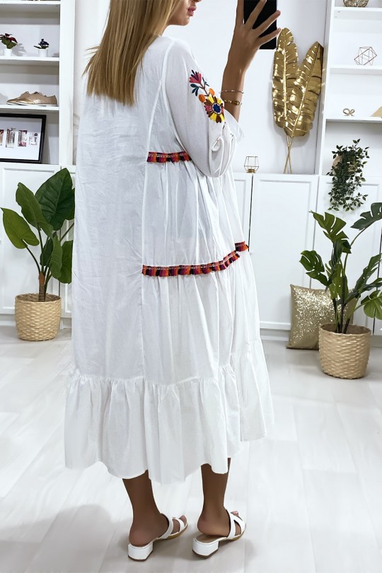 Losvallende witte jurk met volant en borduursels - 7