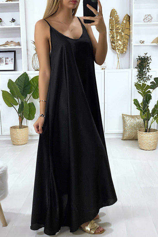 Longue robe noir ample et satiné à bretelle - 4