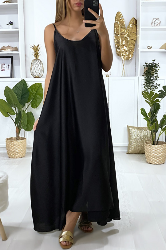 Longue robe noir ample et satiné à bretelle - 2