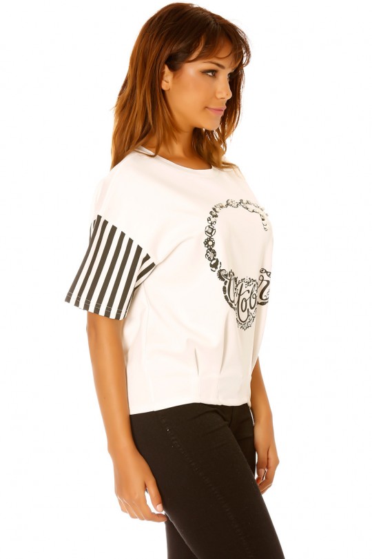 T-shirt with striped sleeves and pleats at the bottom of the garment, October motif. Female MC 1244 - 2