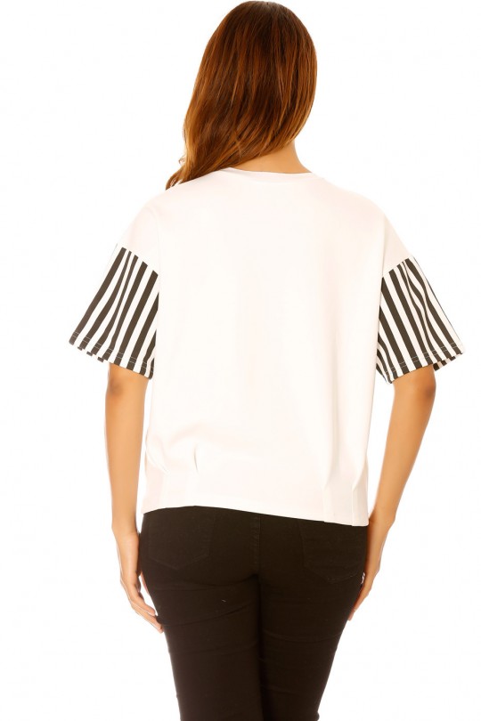 T-shirt with striped sleeves and pleats at the bottom of the garment, October motif. Female MC 1244 - 3