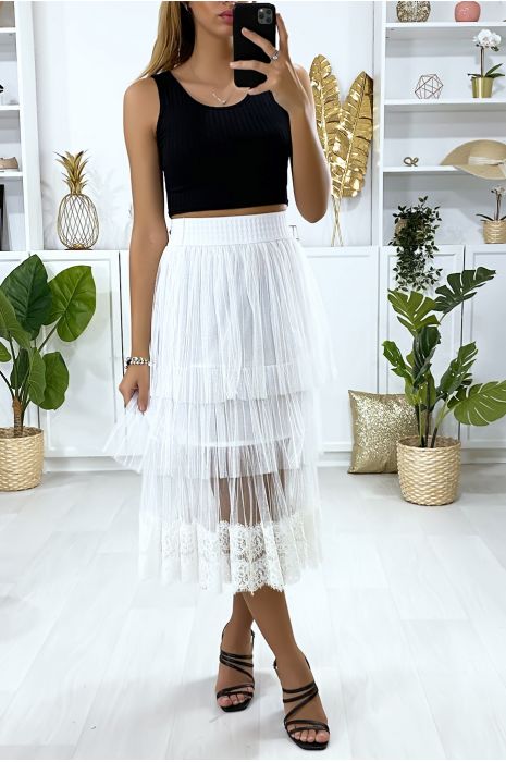 Jupe blanche en voile brodé à volant. - 2