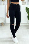 Skinny jeans in black ripped to the knees with back pockets