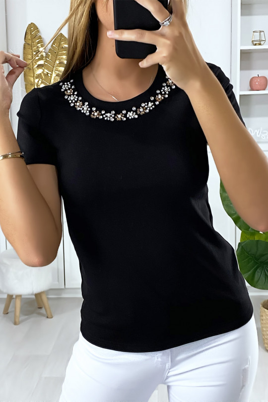 Black t-shirt with pearl and rhinestones at the collar - 3