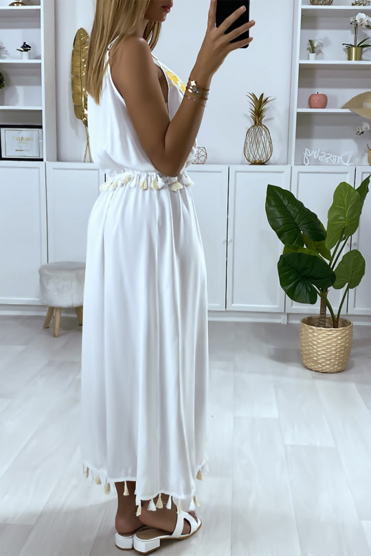 Longue robe blanche avec broderie jaune et pompon