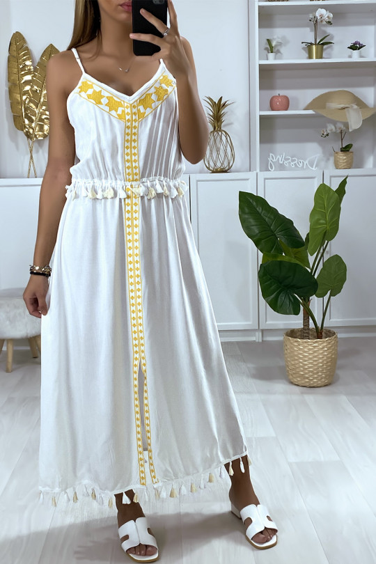 Longue robe blanche avec broderie jaune et pompon