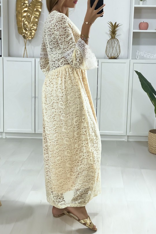 Longue robe beige en dentelle avec broderie au col et à la taille