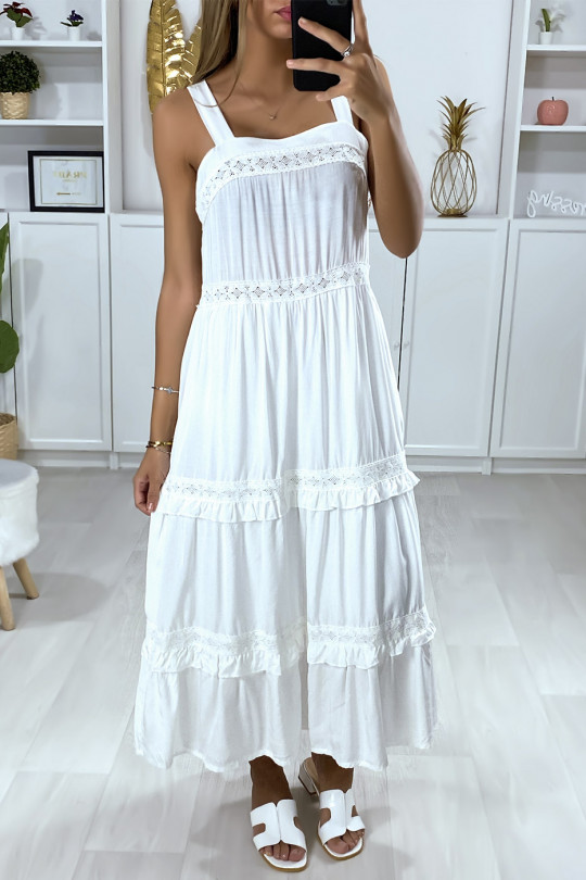 Longue robe à bretelle blanche avec volant et dentelle