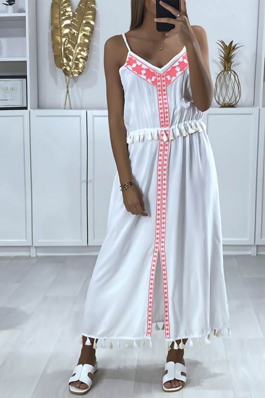 Longue robe blanche avec broderie fuchsia et pompon