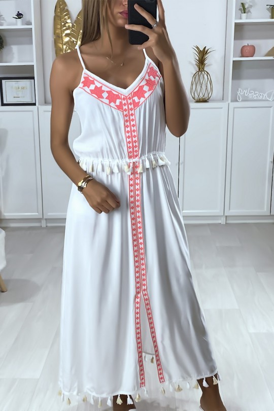 Longue robe blanche avec broderie fuchsia et pompon