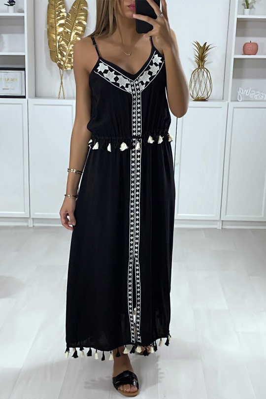 Lange zwarte jurk met witte borduursels en pompon - 3
