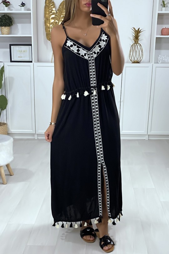 Lange zwarte jurk met witte borduursels en pompon - 1