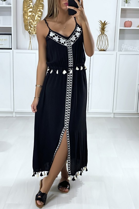 Lange zwarte jurk met witte borduursels en pompon - 2