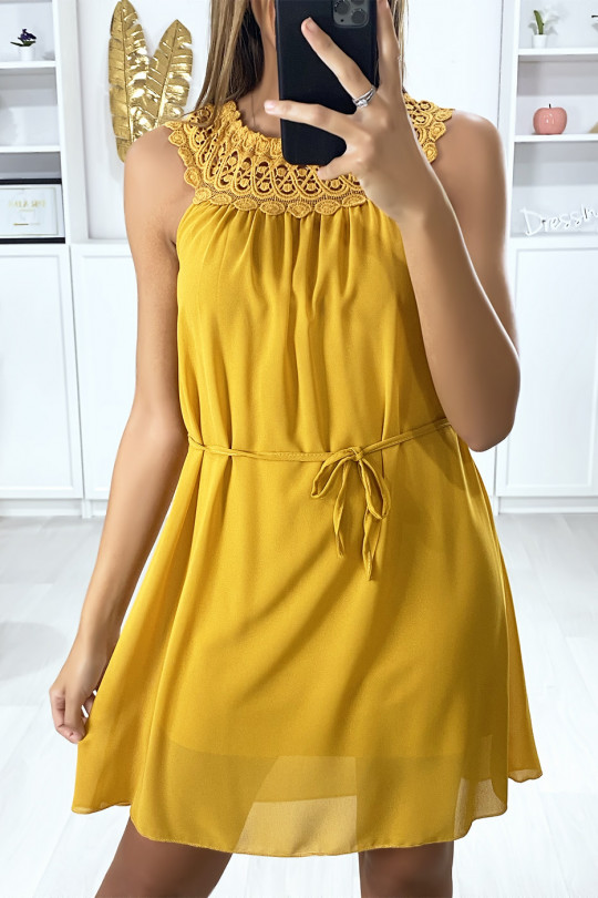 robe dentelle moutarde