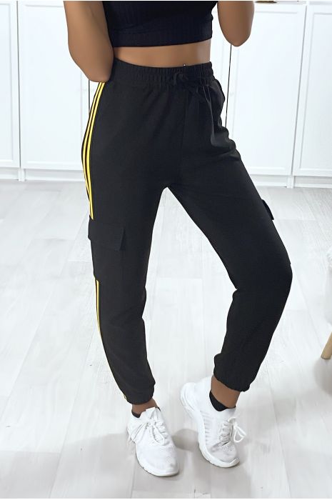 Jogging noir avec bandes jaune et poches sur les cotés - 1