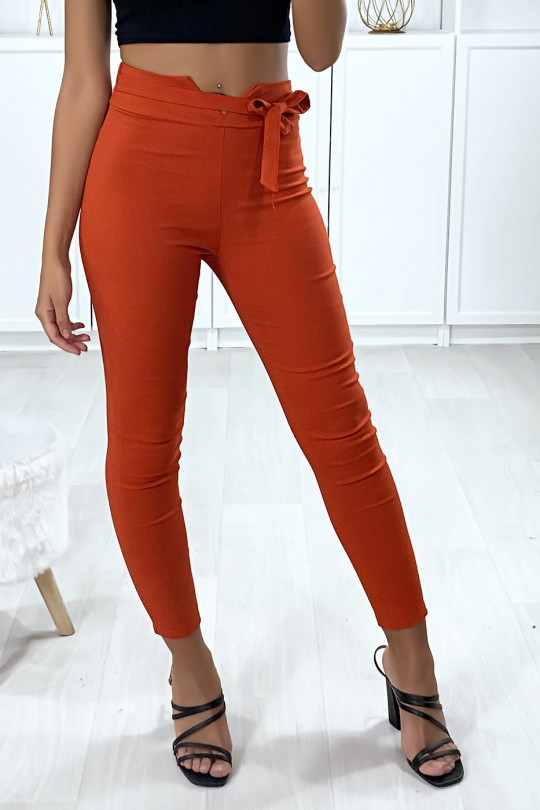 Pantalon slim en rouge avec forme V à la taille et ceinture