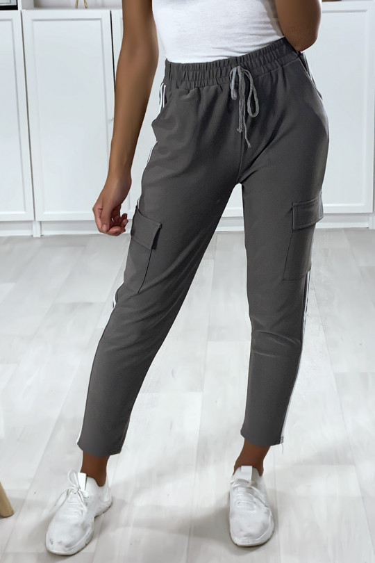 Pantalon jogging gris avec bandes et poches sur les cotés - 2