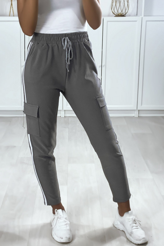 Pantalon jogging gris avec bandes et poches sur les cotés - 3
