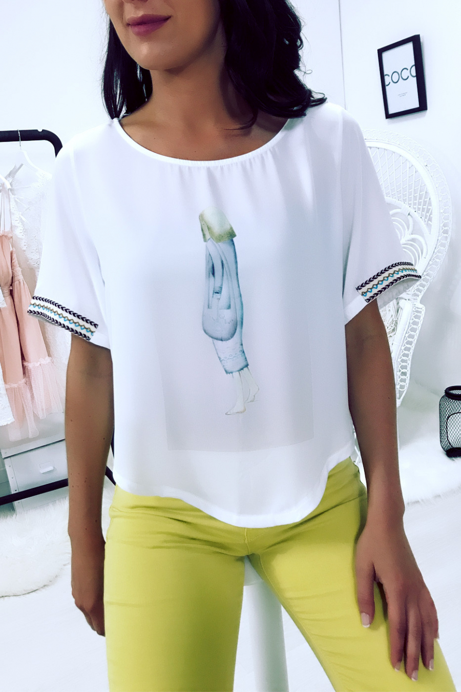 Top blanc à motif imprimé et broderies aux manches F5561