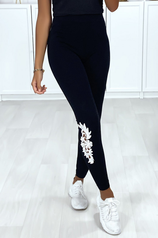Collant noir avec dentelle blanche sur les cotés