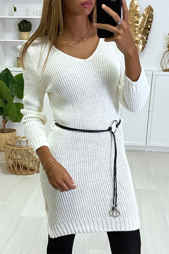 White knitted sweater dress and faux leather belt. - 3