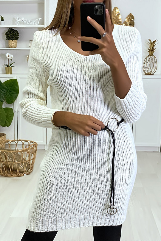White knitted sweater dress and faux leather belt. - 4