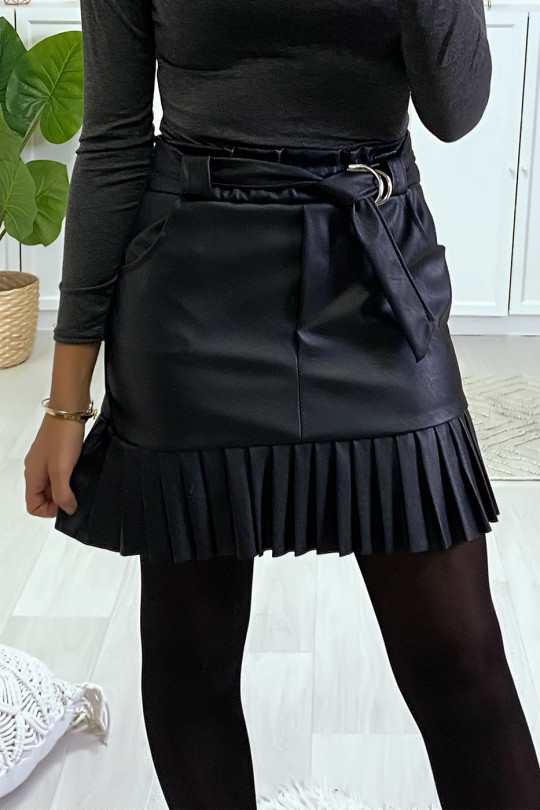 Jolie jupe noire très tendance en simili avec ceinture plis et poche - 1